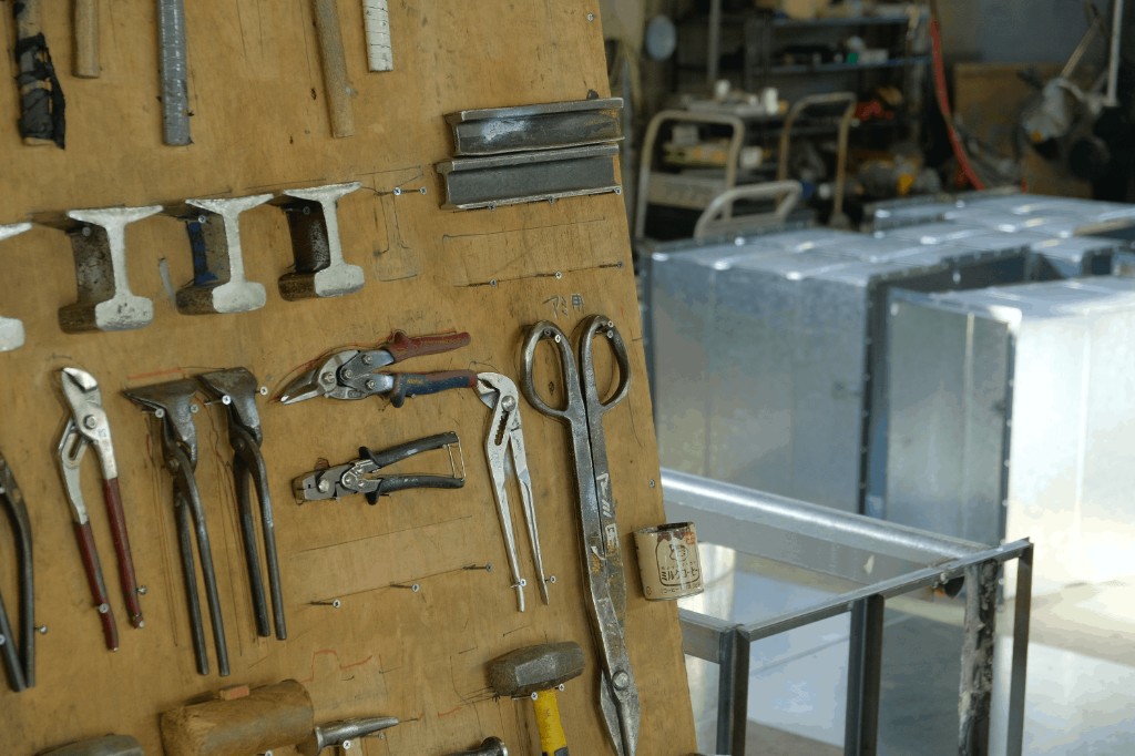 さまざまな道具を使って作業する様子